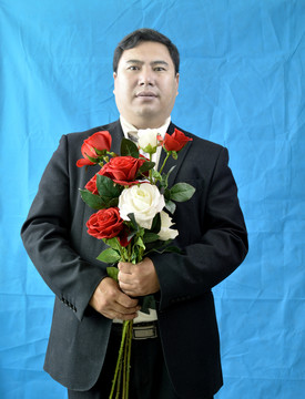 手持玫瑰的男人