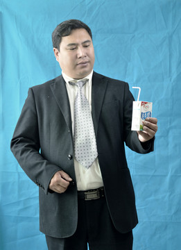 喝牛奶的男人