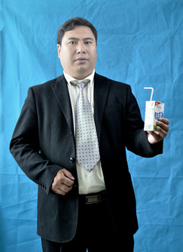 喝牛奶的男人