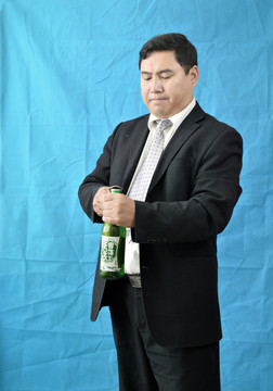 開啤酒的男人