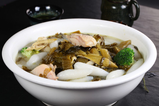 酸菜雞肉疙瘩湯