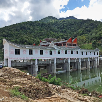 五指山紅峽谷漂流