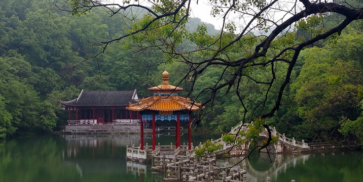 雨季深秀湖