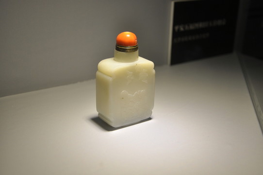 白色浮雕鼻煙壺