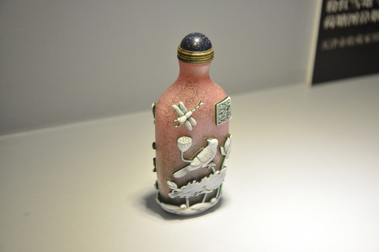 蜻蜓花鳥鼻煙壺