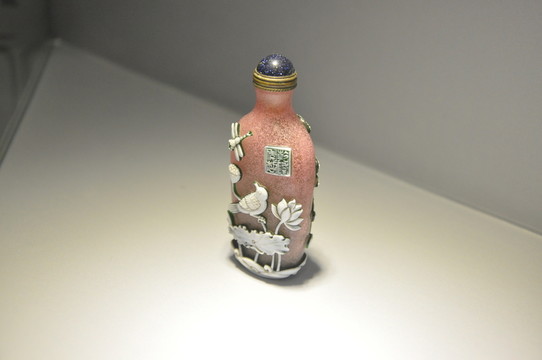 花鳥浮雕鼻煙壺
