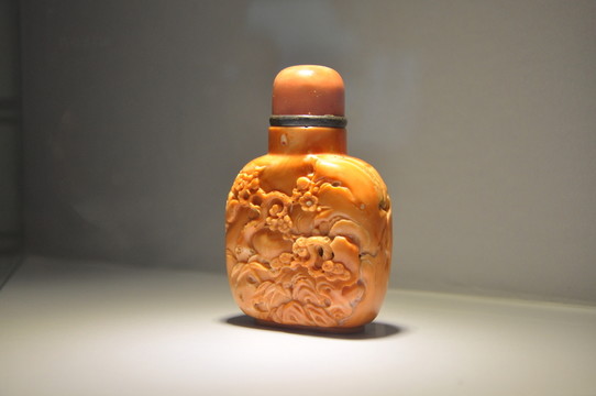 單色浮雕鼻煙壺