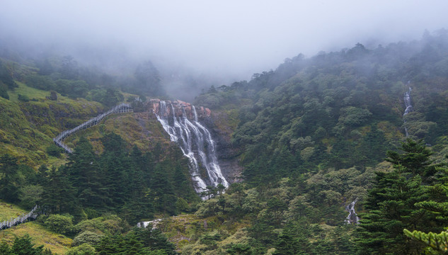 大霧中的轎子山