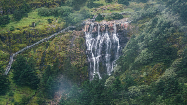 大霧中的轎子山