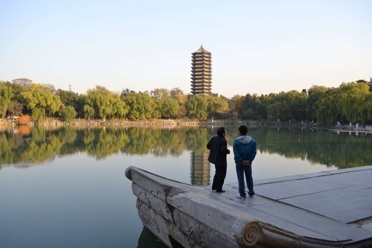 湖邊背影