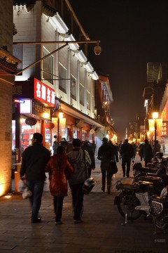 夜晚逛街