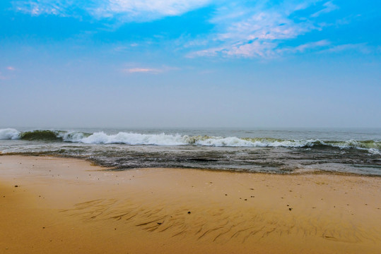 海灘 海浪 藍天 白云
