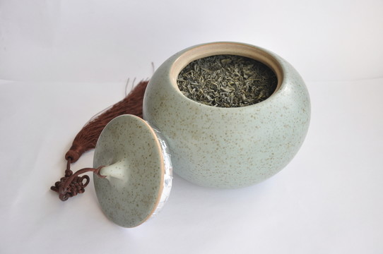 打開的茶葉罐