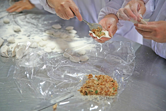 包餃子