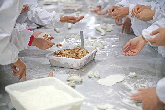 食品廠包餃子