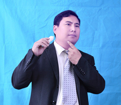 化妝的男人