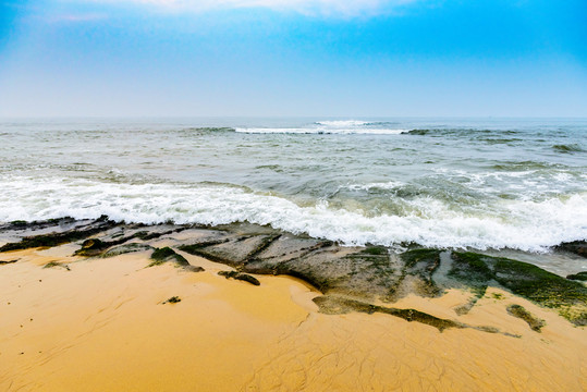 海灘 海浪 藍天 白云