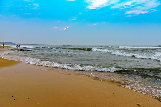 海灘 海浪 藍(lán)天 白云