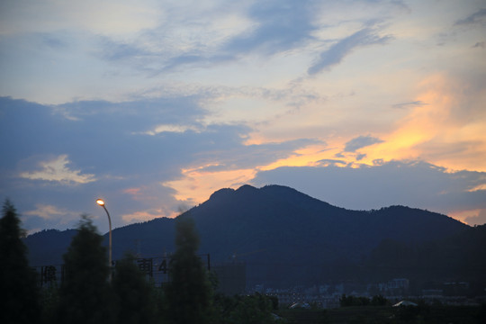 暮色山影