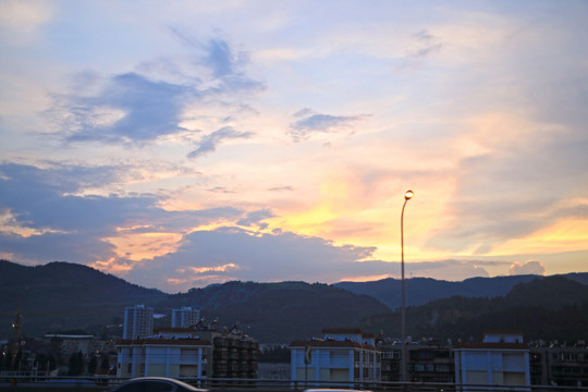 晚霞山影