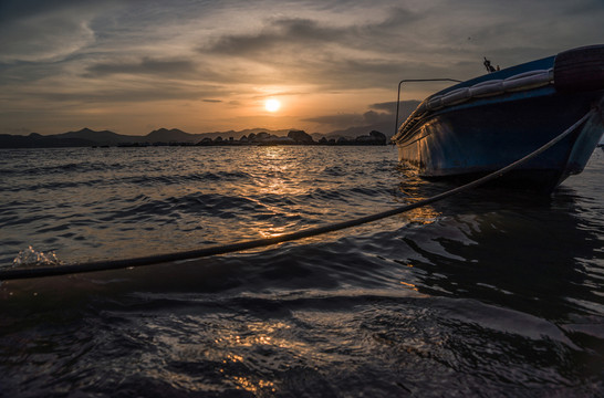 夕陽大海小船
