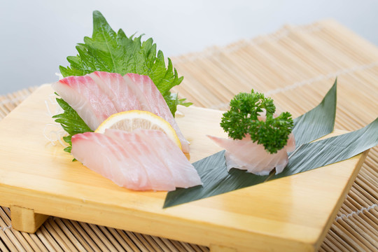 加吉魚(yú)生魚(yú)片