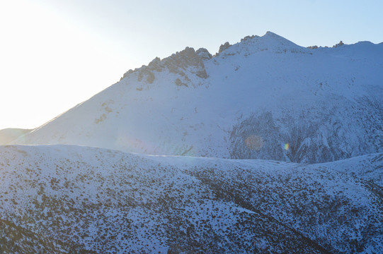 日出雪山