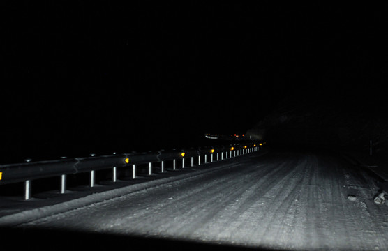 夜晚雪地行車