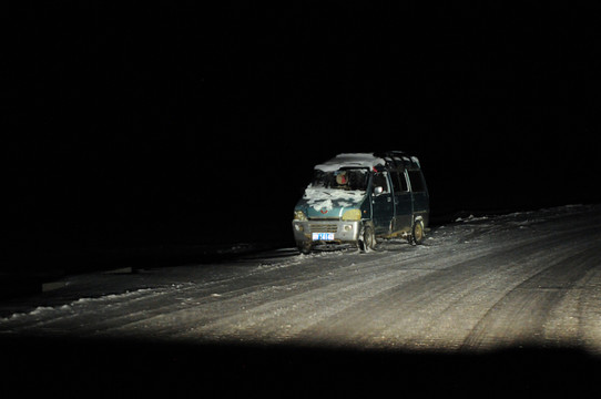 夜晚雪地行車