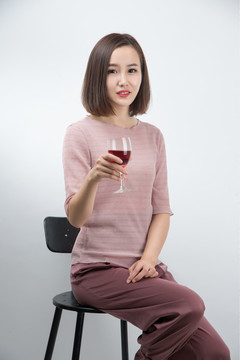 喝紅酒的女人