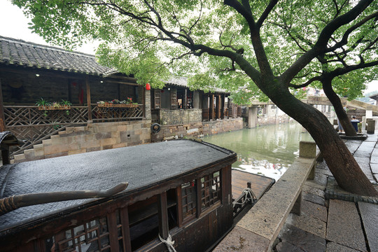 古鎮(zhèn)烏篷船