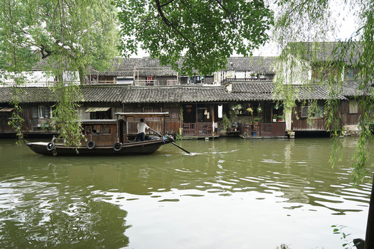 古鎮(zhèn)水鄉(xiāng)烏篷船