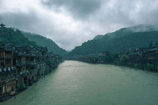 雨季鳳凰古城