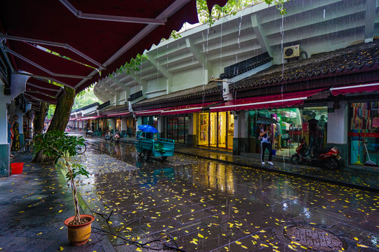 雨中的絲綢城
