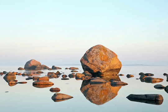 唯美自然風(fēng)景之海中石頭