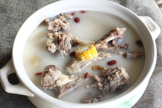 豬筒骨煲