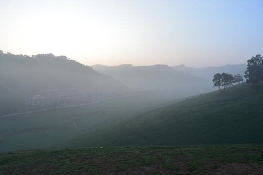 草原日出