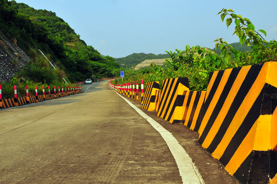 盤山公路 公路安全設(shè)施 群山