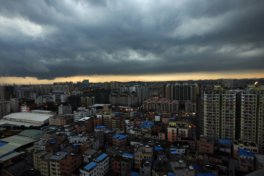 暴風(fēng)雨前夕