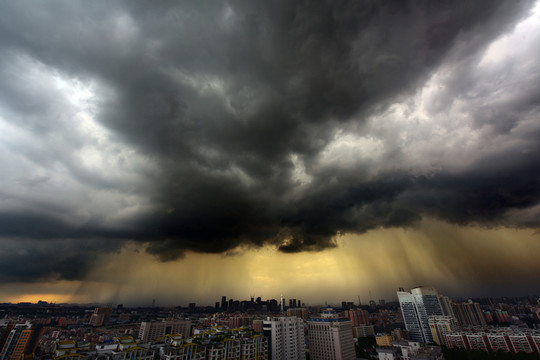 暴風(fēng)雨前夕