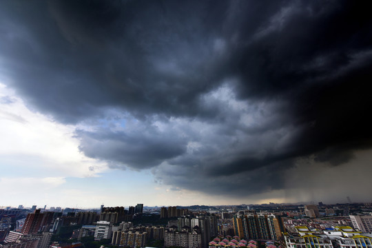 暴風(fēng)雨前夕