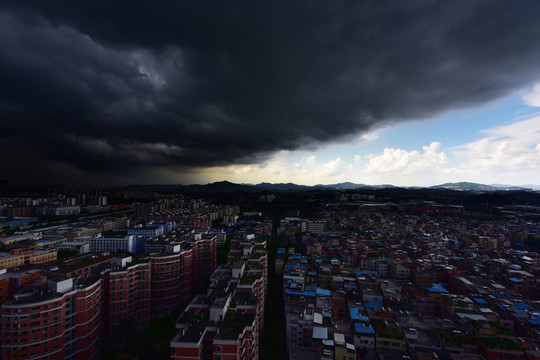 暴風(fēng)雨前夕