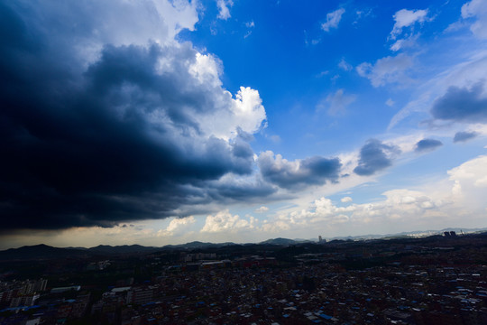 暴風(fēng)雨前夕