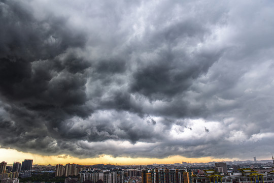 暴風(fēng)雨前夕