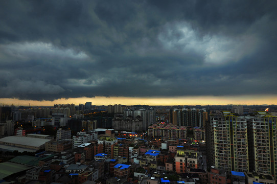 暴風(fēng)雨前夕