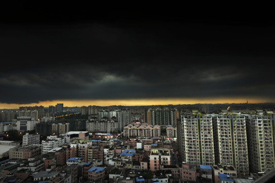 暴風(fēng)雨前夕