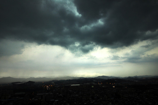 暴風(fēng)雨前夕