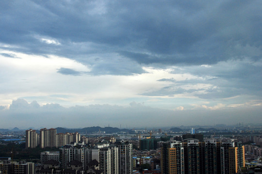 暴風(fēng)雨前夕