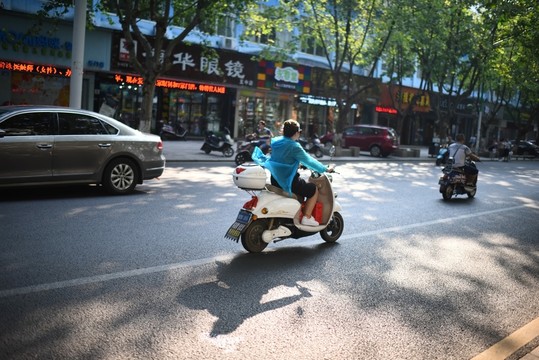 騎摩托車的人
