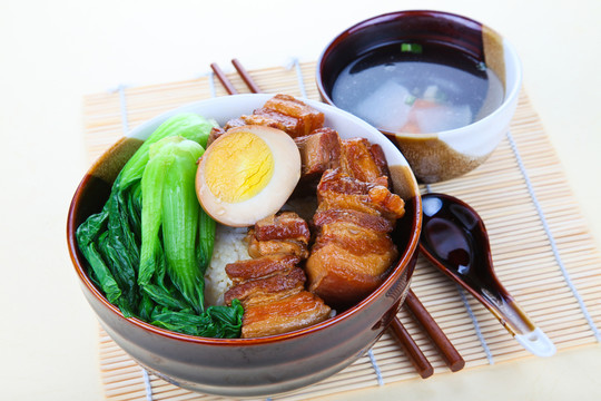 鹵肉飯